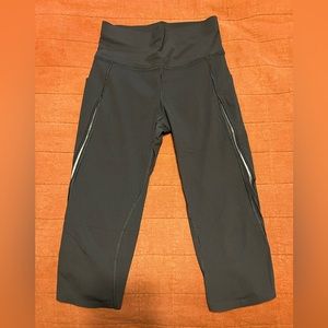 Lululemon crops. Size 6